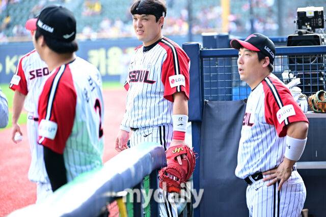 ▲ 경기 시작 30분 그라운드에 나온 선수들이 드라마 촬영 중인 그라운드를 보고 표정이 굳었다.