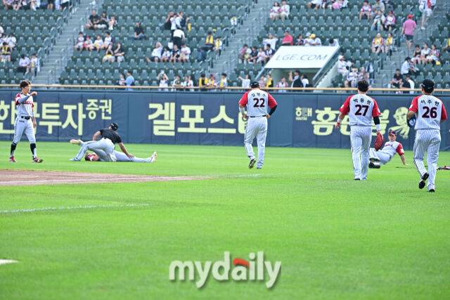 ▲ 외야로 발길을 돌리는 선수들.