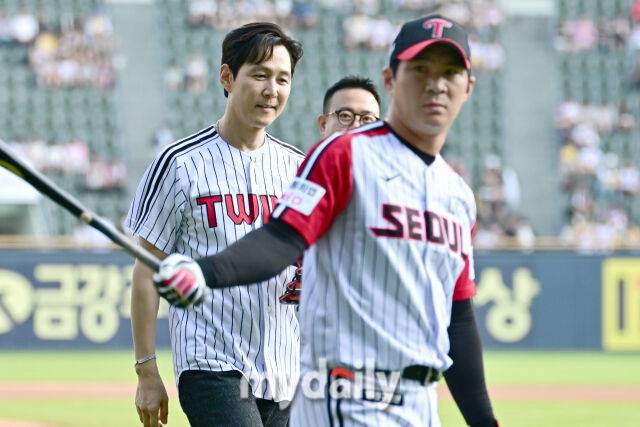 ▲ 선수들이 몸을 풀고 있는 중에도 드라마 촬영을 계속 진행됐다.