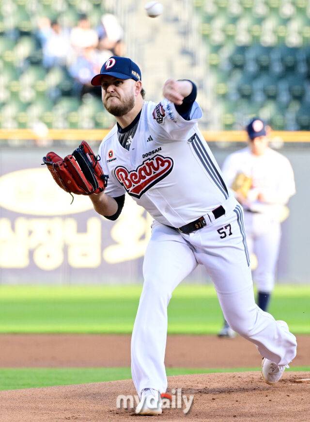 30일 오후 서울 잠실구장에서 진행된 '2025 신한 SOL뱅크 KBO 리그' KT-두산의 경기. 두산 선발 콜어빈이 역투를 펼치고 있다./마이데일리