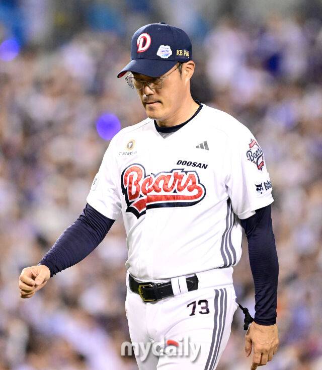 2025년 8월 28일 오후 서울 잠실구장에서 열린 '2025 신한 SOL뱅크 KBO 리그' 삼성 라이온즈와 두산 베어스의 경기. 두산 조성환 감독대행이 5회초 2사 2루 디아즈 타석 때 마운드에 올라 조언을 한 뒤 더그아웃으로 들어가고 있다./마이데일리