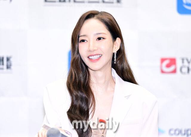 배우 박민영이 1일 서울 상암동 스탠포드호텔에서 진행된 TV조선 새 주말드라마 '컨피던스맨 KR' 제작발표회에 참석했다.'컨피던스맨 KR'은 서로 다른 매력을 가진 신용 사기꾼 세 명이 기상천외한 방법으로 돈과 욕망에 사로잡힌 사람들에게 돈을 탈취하는 과정을 그린 드라마다.