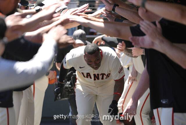 샌프란시스코의 라파엘 데버스가 1일 볼티모어와 경기에서 홈런을 친 후 더그아웃에서 동료들의 축하를 받고 있다. /게티이미지코리아