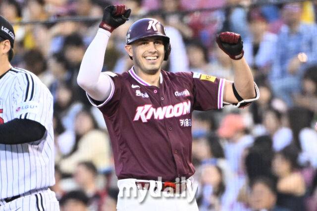 14일 서울 잠실야구장에서 열린 '2025 신한 SOL BANK KBO리그' 키움 히어로즈와 LG 트윈스 경기.키움 카디네스가 3회초 2사 1루에 안타를 친 뒤 기뻐하고 있다./마이데일리