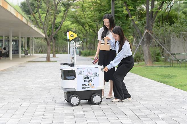 주문한 커피를 찾는 이용객