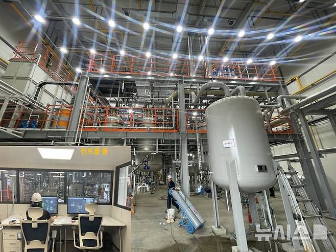[제천=뉴시스]JNC머트리얼즈가 지난해 충북 제천 '국가첨단전략산업 이차전지 특화단지'에 입주하여 구축한 ‘리튬이온전지용 실리콘·그래핀 복합 음극재' 대규모 양산 설비.(사진=한국전기연구원 제공) 2025.09.01. photo@newsis.com