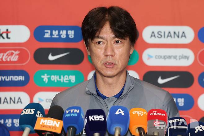 [서울=뉴시스] 권창회 기자 = 홍명보 대한민국 축구 국가대표팀 감독이 1일 오전 인천국제공항 제2터미널에서 미국 원정길에 오르며 출국 전 인터뷰를 하고 있다. 대표팀은 미국에서 오는 7일 미국, 10일 멕시코와 평가전을 치른다. 2025.09.01. kch0523@newsis.com