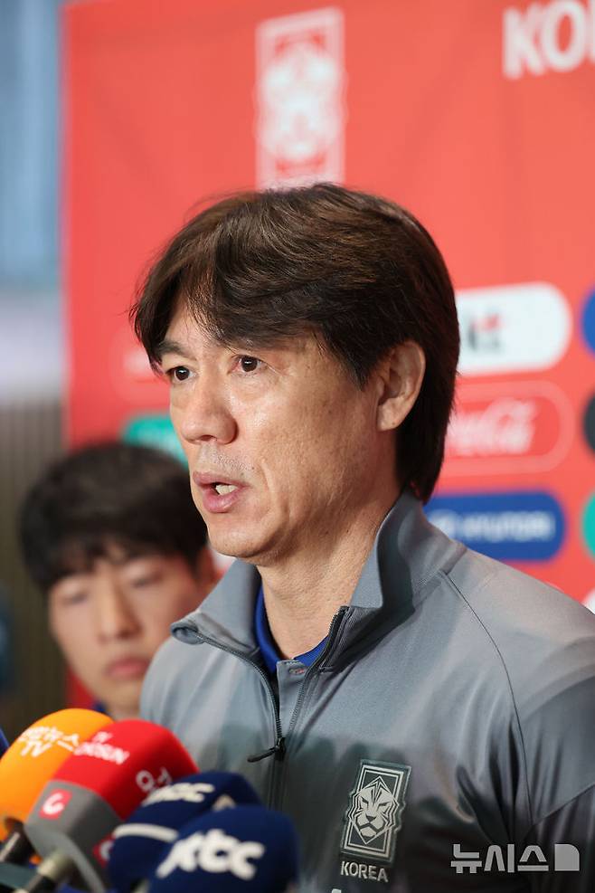 [서울=뉴시스] 권창회 기자 = 홍명보 대한민국 축구 국가대표팀 감독이 1일 오전 인천국제공항 제2터미널에서 미국 원정길에 오르며 출국 전 인터뷰를 하고 있다. 대표팀은 미국에서 오는 7일 미국, 10일 멕시코와 평가전을 치른다. 2025.09.01. kch0523@newsis.com