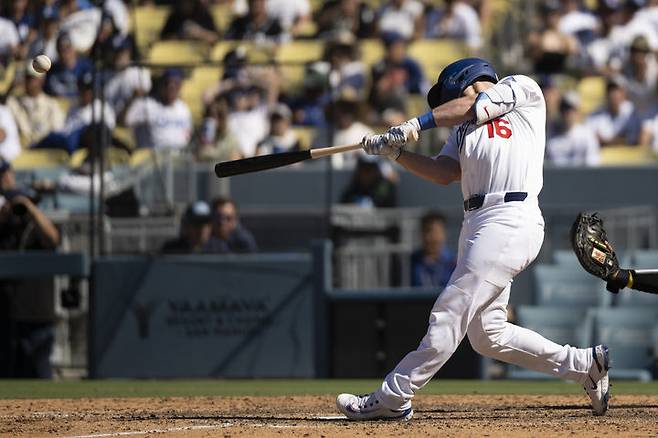 [로스앤젤레스=AP/뉴시스]메이저리그(MLB) LA 다저스의 포수 윌 스미스가 31일(현지 시간) 미 캘리포니아주 로스앤젤레스 다저스타디움에서 열린 2025 MLB 애리조나 다이아몬드백스와의 경기에 9회말 대타로 나서 끝내기 솔로포를 터뜨리고 있다. 2025.09.01.