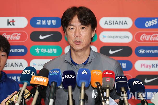 [서울=뉴시스] 권창회 기자 = 홍명보 대한민국 축구 국가대표팀 감독이 1일 오전 인천국제공항 제2터미널에서 미국 원정길에 오르며 출국 전 인터뷰를 하고 있다. 대표팀은 미국에서 오는 7일 미국, 10일 멕시코와 평가전을 치른다. 2025.09.01. kch0523@newsis.com