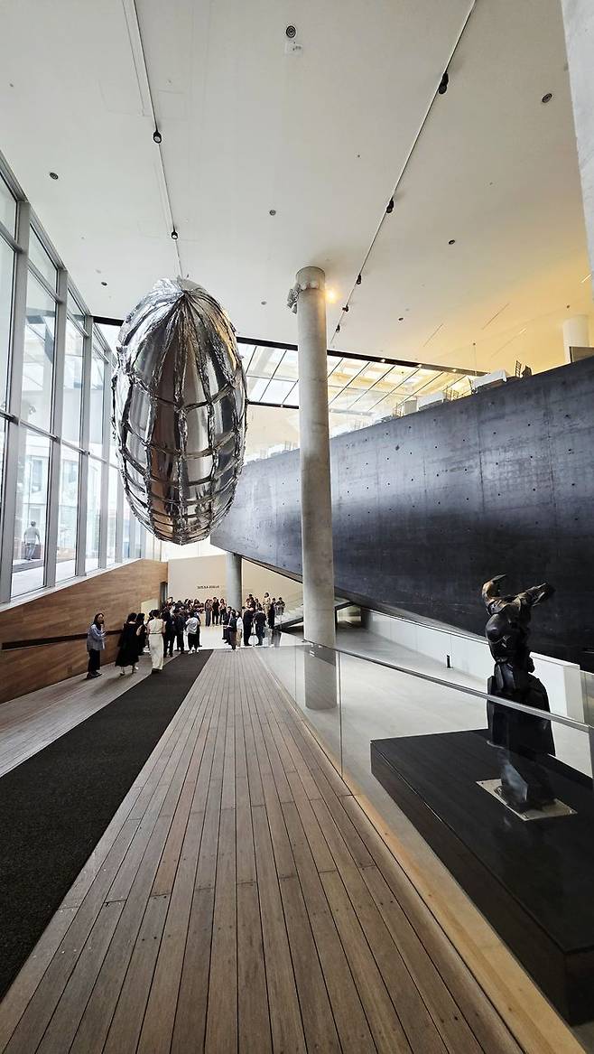 [사진=박현주 미술전문기자] 리움미술관 전시장 입구. 길이 17m 은빛 거대한 비행선 '취약할 의향–메탈라이즈드 벌룬’이 관람객을 맞이하는  '이불: 1998년 이후' 전시. *재판매 및 DB 금지