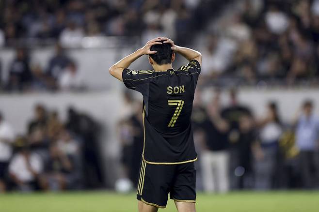 [로스앤젤레스=AP/뉴시스] 로스앤젤레스(LA) FC의 손흥민이 지난달 31일(현지 시간) 미 캘리포니아주 LA의 BMO 스타디움에서 열린 2025 MLS 29라운드 샌디에이고 FC와 경기 중 득점 기회를 놓친 것에 아쉬워하고 있다. 홈경기에 첫 선발 출전한 손흥민은 공격 포인트를 올리진 못했으며 LA FC는 1-2로 역전패했다. 2025.09.01.