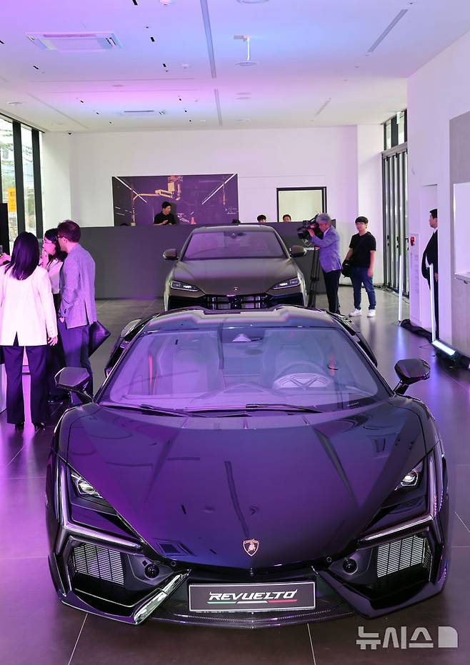 [부산=뉴시스] 하경민 기자 = 이탈리아 슈퍼카 '람보르기니' 부산 전시장 개관식이 열린 1일 해운대구 전시장을 찾은 취재진 등이 전시차량을 둘러보고 있다.  부산 전시장은 국내 4번째이자 비수도권 첫 람보르기니 전시장으로, 지상3층, 연면적 2710㎡ 규모로 판매와 서비스, 부품 등의 서비스를 한 곳에서 원스톱으로 제공한다. 2025.09.01. yulnetphoto@newsis.com