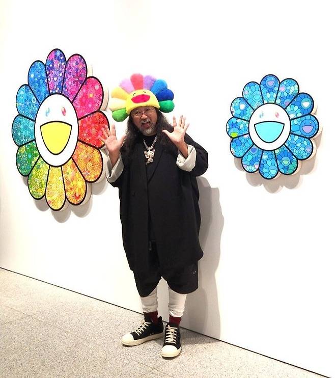 [사진=박현주미술전문기자]1일 서울 아모레퍼시픽 본사 1층 APMA 캐비닛에서 한국 기자들을 만난 무라카미 다카시가 사진 촬영을 하고 있다. 2025.09.01. hyun@newsis.com *재판매 및 DB 금지