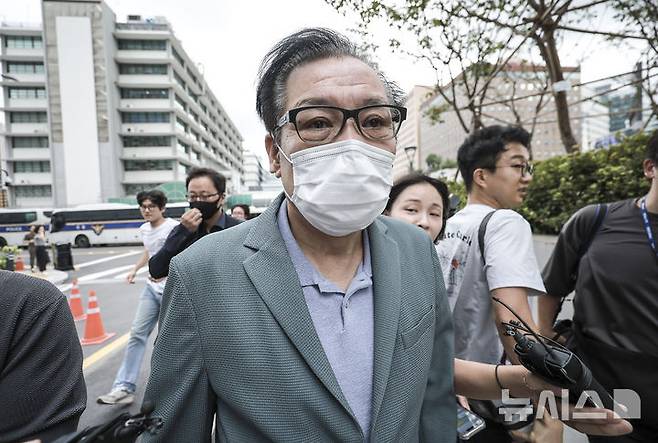 [서울=뉴시스] 정병혁 기자 =건진법사 전성배씨가 지난달 21일 서울 종로구 KT광화문빌딩 웨스트에 마련된 김건희 특검 사무실에 출석하고 있다. 2025.09.01. jhope@newsis.com