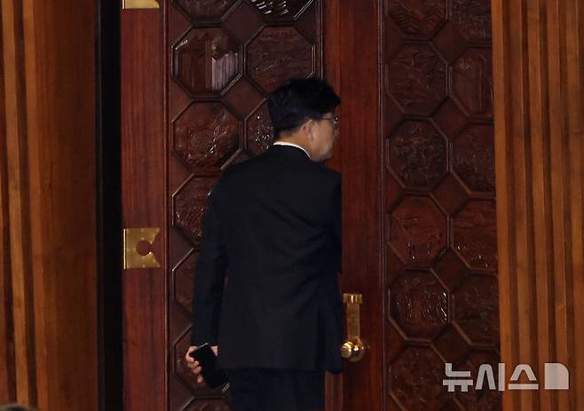 [서울=뉴시스] 김명년 기자 = 권성동 국민의힘 의원이 1일 오후 서울 여의도 국회에서 열린 제22대 제429회국회(정기회) 개회식에서 밖으로 나가고 있다. 2025.09.01. kmn@newsis.com