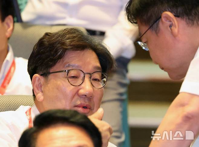 [인천=뉴시스] 김금보 기자 = 권성동 국민의힘 의원이 28일 오후 인천 중구 인천국제공항공사 항공교육원에서 열린 2025 국민의힘 국회의원 연찬회에 참석해 있다. 2025.08.28. kgb@newsis.com