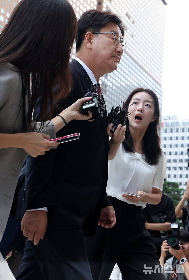 [서울=뉴시스] 김선웅 기자 = 권성동 국민의힘 의원이 통일교 청탁 의혹과 관련해 27일 서울 종로구 김건희특검팀에 피의자 신분으로 조사를 받기 위해 출석하고 있다. 2025.08.27. mangusta@newsis.com