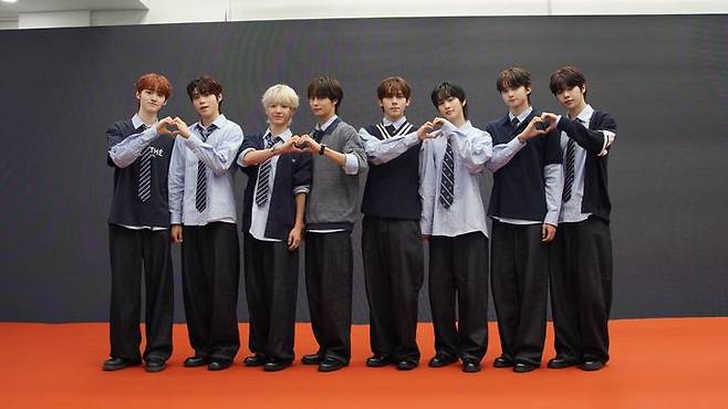 [서울=뉴시스] SBS 오디션 프로그램 '비 마이 보이즈'를 통해 결성된 그룹 '유어즈'(YUHZ)가 1일 오후 서울 용산구 썸머스타에서 열린 데뷔 기념 글로벌 기자회견에 참석해 포즈를 취하고 있다. (사진=피나클엔터테인먼트 제공) 2025.09.01 photo@newsis.com *재판매 및 DB 금지