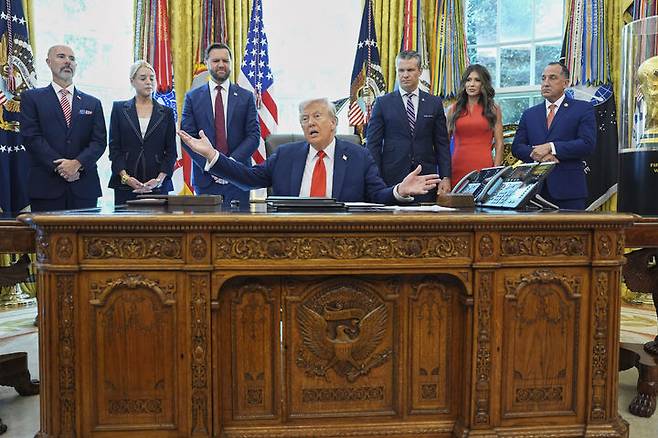 [워싱턴=AP/뉴시스] 트럼프 대통령은 1일 자신의 소셜미디어 '트루스 소셜'을 통해 "미국은 인도와 거의 교역하지 않지만, 인도는 미국을 최대 고객으로 삼아 막대한 상품을 수출해왔다"며 "미국은 인도에 거의 아무것도 팔지 못한 채 완전히 일방적인 관계가 지속됐다"고 주장했다. 사진은 도널드 트럼프 미 대통령이 지난 25일(현지시각) 백악관 집무실에서 행정 명령에 서명한 뒤 발언하고 있다. 2025.09.01.