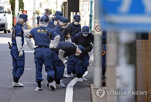 한국인 여성 피습 사건 조사하는 일본 경찰 (도쿄 교도=연합뉴스) 일본 경찰이 1일 도쿄 세타가야구에서 한국인 여성이 피를 흘린 채 쓰러져 있던 장소를 조사하고 있다. 2025.9.1 photo@yna.co.kr