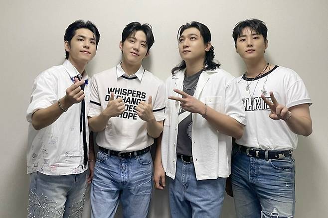 2015년 데뷔해 올해 데뷔 10주년을 맞은 밴드 데이식스. 데이식스 공식 트위터