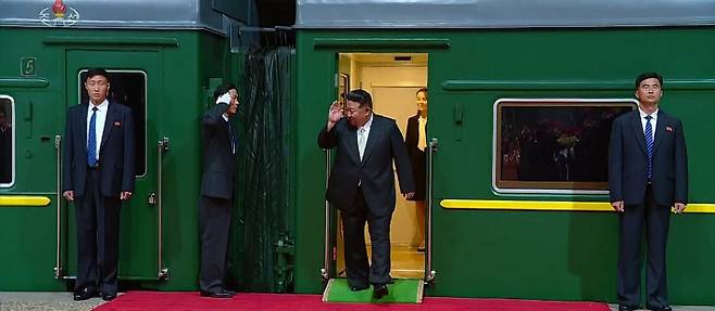 전용열차에서 내리는 김정은 북한 국무위원장. 연합뉴스