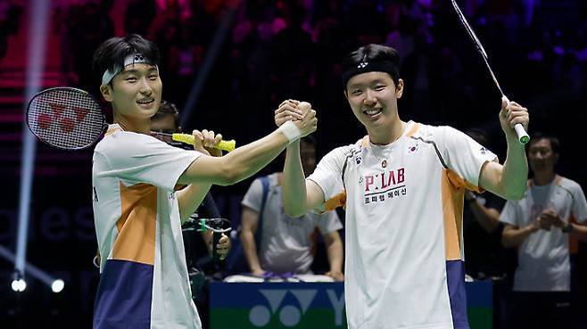 프랑스 파리에서 열린 세계배드민턴연맹(BWF) 세계선수권대회 남자 복식 결승전에서 승리의 세리머니를 펼치는 김원호(왼쪽), 서승재. 연합뉴스