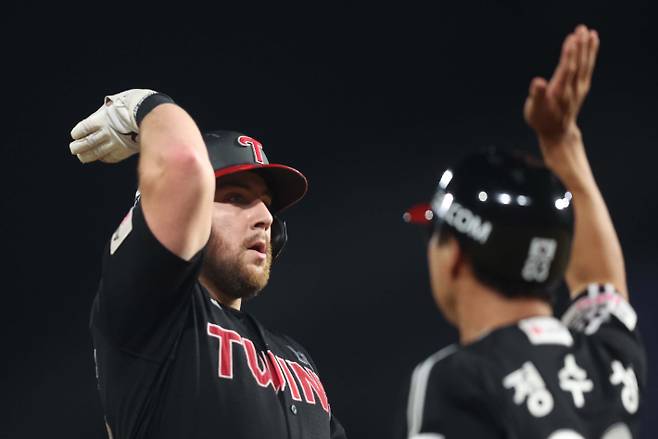 지난달 28일 경남 창원NC파크에서 열린 프로야구 2025 신한 SOL 뱅크 KBO리그 LG 트윈스와 NC다이노스 경기. 7회 초 2사 1·2루 상황 안타(3루타)를 친 LG 3번 오스틴 딘이 3루에서 정수성 코치와 하이파이브하고 있다. 연합뉴스