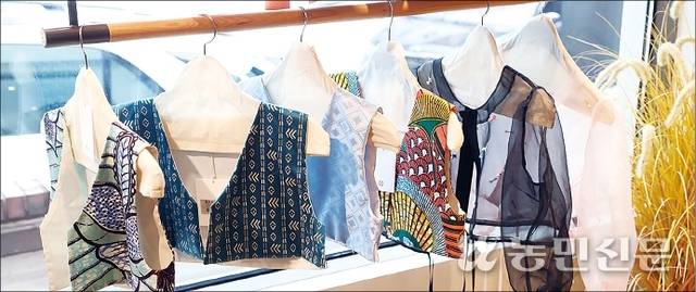 단하에서 판매하는 한국적인 문양의 조끼 ‘배자’와 깃이 둥근 ‘단령 깃’ 볼레로 카디건.