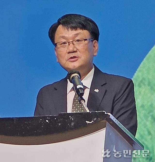 이승헌 한국토양비료학회장이 8월27일 경남 거제 소노캄 거제에서 열린 ‘제57차 총회·정기학술대회’에서 개회사를 하고 있다.