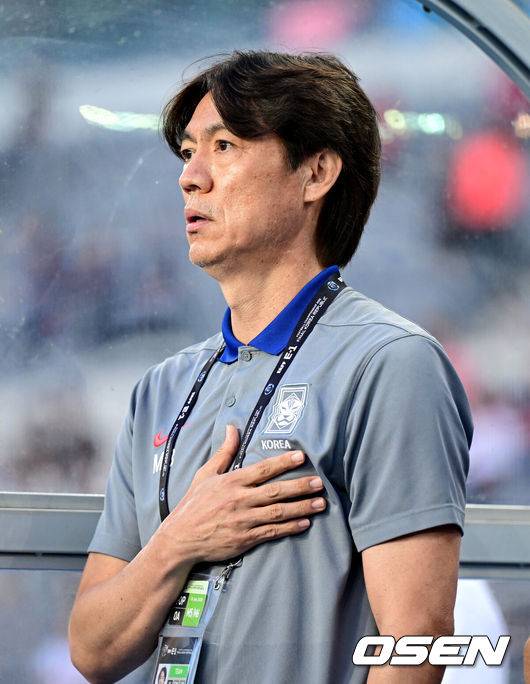 [OSEN=용인, 최규한 기자] 홍명보 감독이 이끄는 남자축구대표팀이 15일 오후 용인 미르스타디움에서 2025 동아시아축구연맹(EAFF) E-1 챔피언십(동아시안컵) 3차전 일본과 경기를 가졌다.&nbsp;한국은 1차전서 중국을 3-0, 2차전서 홍콩을 2-0으로 완파했다. 하지만 일본이 1차전서 홍콩을 6-1, 2차전서 중국을 2-0으로 이겼다. 골득실 +7의 일본이 +5의 한국을 누르고 조 선두인 상황이다. 나란히 2승을 거둔 한국과 일본은 대회 우승컵을 놓고 격돌한다.&nbsp;경기를 앞두고 한국 홍명보 감독이 국기에 대한 경례를 하고 있다. 2025.07.15 / dreamer@osen.co.kr