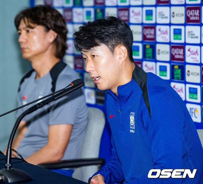 [OSEN=서울월드컵경기장, 민경훈 기자] 홍명보 감독이 이끄는 한국 축구대표팀이 4일 오후 서울월드컵경기장에서 2026 국제축구연맹(FIFA) 북중미 월드컵 3차 예선을 앞두고 훈련에 앞서 기자회견을 가졌다.한국은 9월 5일 오후 8시 서울월드컵경기장에서 팔레스타인과 1차전을 치른다. 이후 10일 오후 11시 오만 무스카트의 술탄 카부스 스포츠 콤플렉스에서 오만과 2차전 원정 경기를 펼친다. 홍명보 감독과 손흥민이 기자회견에 참석한 가운데 손흥민이 발언을 하고 있다. 2024.09.04 / rumi@osen.co.kr