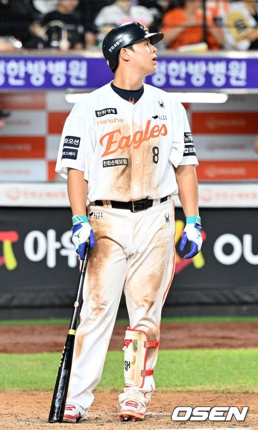 [OSEN=대전, 민경훈 기자] 한화 노시환이 타석에서 루킹 삼진아웃을 당한 후 아쉬워하고 있다. 2025.08.07 / rumi@osen.co.kr