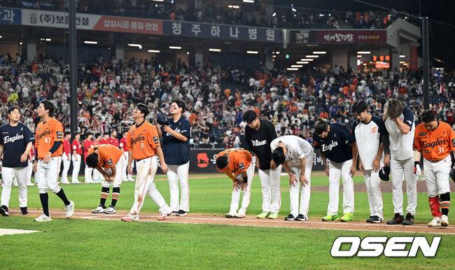 [OSEN=대전, 이대선 기자] 경기 종료 후 한화 선수들이 관중석을 향해 인사를 하고 있다.  2025.08.22 /sunday@osen.co.kr