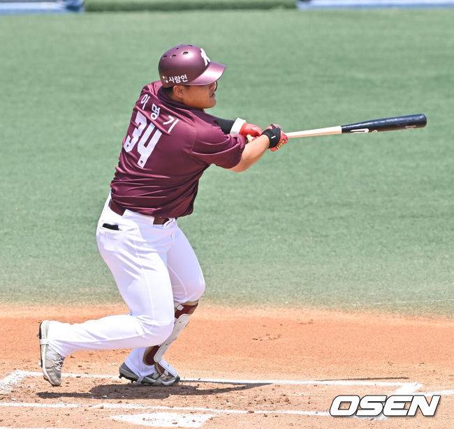 [OSEN=이천, 박준형 기자] 21일 오후 이천 두산베어스파크에서 2024 퓨처스리그 두산 베어스와 고양 히어로즈의 경기가 진행됐다.이날 두산은 정철원을, 고양은 전준표를 선발투수로 내세웠다. 1회초 1사 1,2루 고양 이명기가 선취 1타점 적시타를 날리고 있다.  2024.05.21/ soul1014@osen.co.kr