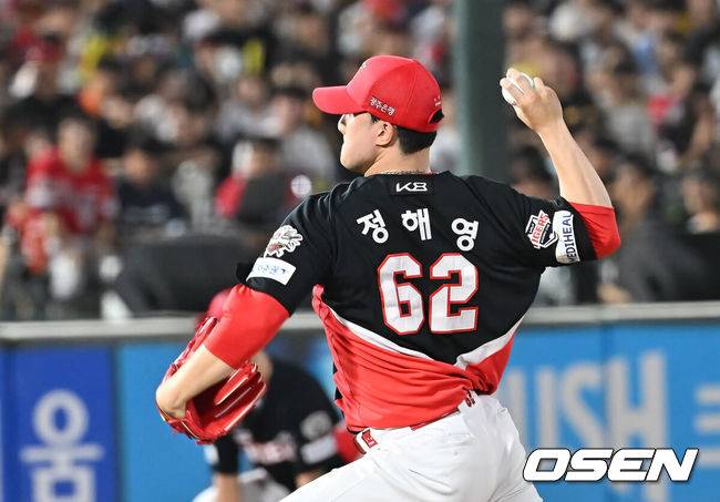 [OSEN=부산, 이석우 기자] 7일 부산 사직야구장에서 2025 신한 SOL 뱅크 KBO 리그 롯데 자이언츠와 KIA 타이거즈의 경기가 열렸다. 홈팀 롯데는 이민석이, 방문팀 KIA는 양현종이 선발 출전했다.KIA 타이거즈 정해영이 역투하고 있다. 2025.08.07 / foto0307@osen.co.kr