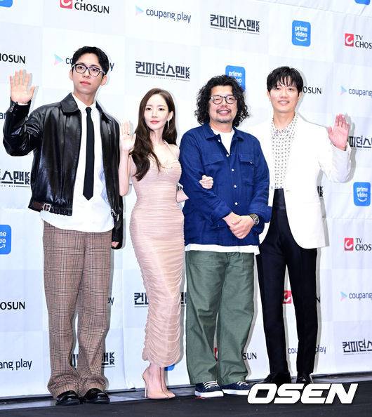 [OSEN=최규한 기자] 1일 오후 서울 상암동 스탠포드 호텔에서 TV CHOSUN&nbsp;새 주말 미니시리즈 ‘컨피던스맨&nbsp;KR’ 제작발표회가 열렸다.‘컨피던스맨&nbsp;KR’은 다재다능한 능력을 보유한 사기꾼&nbsp;3명이 이 시대의 악당들을 향한 복수에 나서는 케이퍼 코믹물이다.배우 주종혁, 박민영, 남기훈 감독, 박희순(왼쪽부터)이 포토타임을 하고 있다. 2025.09.01 / dreamer@osen.co.kr