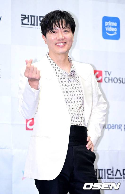 [OSEN=최규한 기자] 1일 오후 서울 상암동 스탠포드 호텔에서 TV CHOSUN 새 주말 미니시리즈 ‘컨피던스맨 KR’ 제작발표회가 열렸다.‘컨피던스맨 KR’은 다재다능한 능력을 보유한 사기꾼 3명이 이 시대의 악당들을 향한 복수에 나서는 케이퍼 코믹물이다.배우 박희순이 포토타임을 하고 있다. 2025.09.01 / dreamer@osen.co.kr