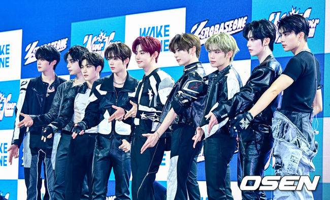 [OSEN=지형준 기자] 1일 오후 서울 용산구 한남동 블루스퀘어에서 제로베이스원(성한빈, 김지웅, 장하오, 석매튜, 김태래, 리키, 김규빈, 박건욱, 한유진) 정규 1집 '네버 세이 네버(NEVER SAY NEVER)' 발매 쇼케이스가 열렸다. '네버 세이 네버'는 제로베이스원이 데뷔 후 처음 선보이는 정규 앨범이자, 제로즈(ZEROSE, 팬덤명)와 함께 쌓아 올린 음악 여정에서 가장 빛나는 순간을 담아낸 앨범이다. '청춘 3부작'과 '파라다이스 2부작'을 거쳐 지난 2년 간의 서사를 응축해 가장 아이코닉한 'TEAM ZB1' 시너지를 완성했다.제로베이스원이 포토타임을 하고 있다. 2025.09.01 / jpnews@osen.co.kr