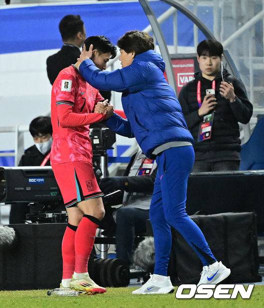 [OSEN=수원, 지형준 기자] 홍명보호가 이번에도 승리하지 못했다. 요르단과 아쉬운 무승부를 거두면서 3경기 연속 승점 1점을 추가하는 데&nbsp;만족해야 했다.홍명보 감독이&nbsp;이끄는 대한민국 축구대표팀은 25일 오후 8시 수원월드컵경기장에서 열린 2026 국제축구연맹(FIFA) 북중미 월드컵 아시아지역 3차 예선 B조 8차전에서 요르단과 1-1로 비겼다.이제 한국은 승점 16(4승 4무)으로 불안한 조 1위를 유지 중이다. 2위 요르단(승점 13), 한 경기 덜 치른 이라크(승점 12)와 격차가 크지 않다. 6월 A매치 결과에 따라 뒤집힐 가능성도 충분하다.후반 대한민국 홍명보 감독이 교체된 손흥민을 격려하고 있다. 2025.03.25 / jpnews@osen.co.kr