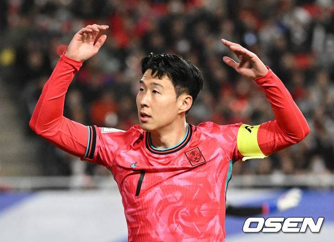 [OSEN=수원, 이대선 기자] 홍명보호가 이번에도 승리하지 못했다. 요르단과 아쉬운 무승부를 거두면서 3경기 연속 승점 1점을 추가하는 데 만족해야 했다.홍명보 감독이 이끄는 대한민국 축구대표팀은 25일 오후 8시 수원월드컵경기장에서 열린 2026 국제축구연맹(FIFA) 북중미 월드컵 아시아지역 3차 예선 B조 8차전에서 요르단과 1-1로 비겼다.전반 한국 손흥민이 코너킥을 차러 가며 팬들의 환호를 이끌고 있다. 2025.03.25 /sunday@osen.co.kr