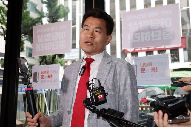 ▲국민의힘 전당대회 합동연설회를 방해해 당 윤리위원회에 회부된 한국사 강사 전한길 씨가 14일 서울 여의도 중앙당사에서 열린 윤리위원회에 출석하며 입장을 밝히고 있다. ⓒ연합뉴스