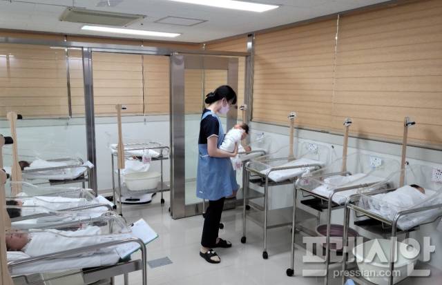 ▲강진군이 전국 최고의 육아수당 정책으로 2년 연속 합계출산율 2위를 기록했다. 사진은 신생아실.ⓒ강진군