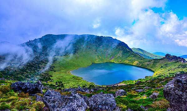 백록담에 많은 물이 담겨 있는 순간을 포착하는 건 정말로 쉽지 않다. 행운과 체력이 모두 따라야 한다.&nbsp;