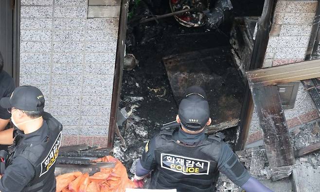 대구 북구 구암동 주택 화재 현장에서 1일 경찰 등 관계 기관들이 현장감식을 벌이고 있다. 대구=연합뉴스