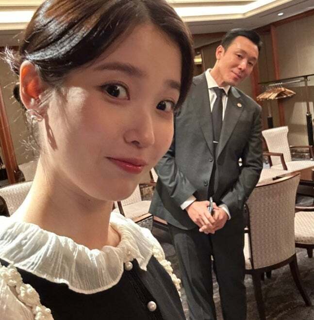 가수 아이유(IU)와 박근우 경호원. 박근우 경호원 인스타그램
