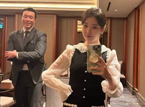 가수 아이유(IU)와 박근우 경호원. 박근우 경호원 인스타그램