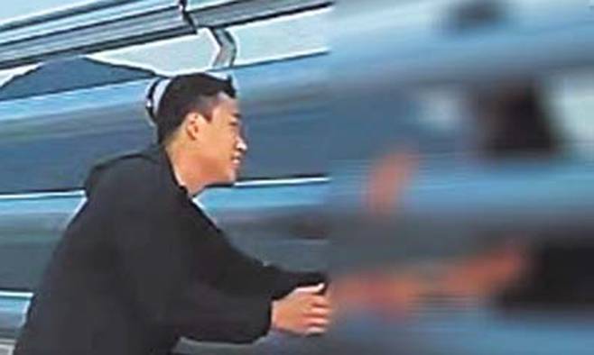경남 마산소방서 소속 이보검 소방사가 마창대교 난간 위에 서 있는 여성에게 도움의 손길을 내밀고 있다. 마산소방서 제공