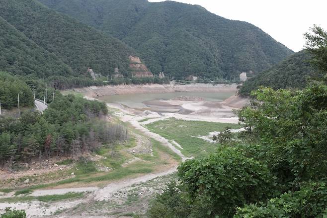 강원 강릉의 최대 식수원인 오봉저수지가 바짝 말라 있다. 2025.8.29 연합뉴스
